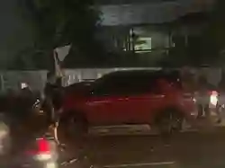 Mobil Menabrak Pohon di Pembatas Jalan di Bogor, Pengemudi Mengalami Luka-luka